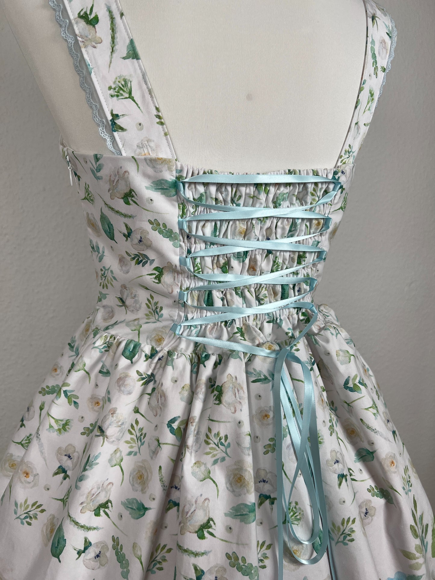 Detailansicht Rückenteil, Shirring mit Schnürung aus hellblauem Satinband