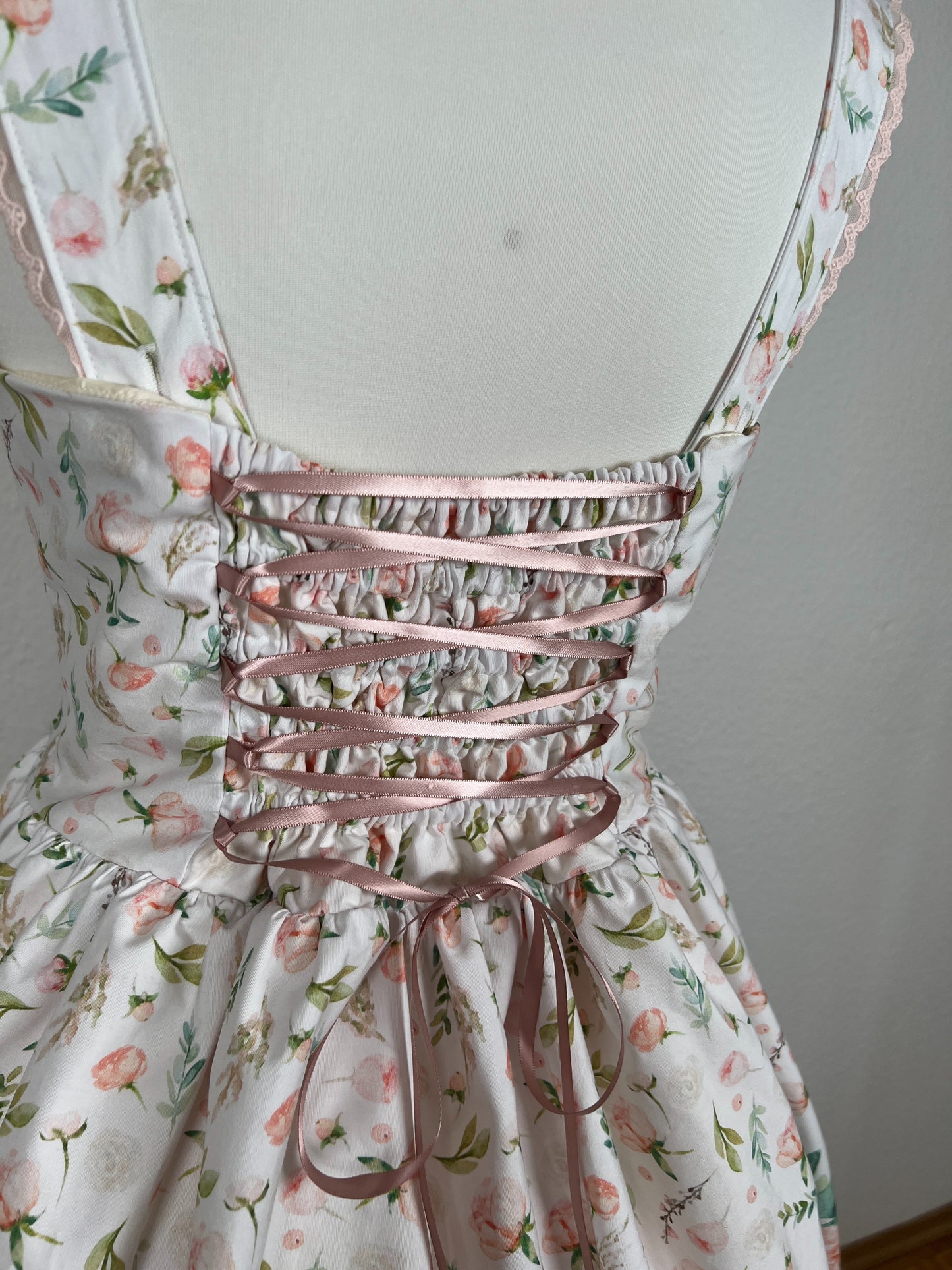 Detailansicht Rückenteil, Shirring mit Schnürung aus rosa Satinband