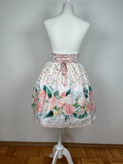 High Waist Rock von hinten, weiß mit rosa Blüten, Bordüre mit großen Blumen in creme und rosa, grüne Blätter, rosa Spitze am Saum, Schnürung am Rückenteil mit rosa Satinband