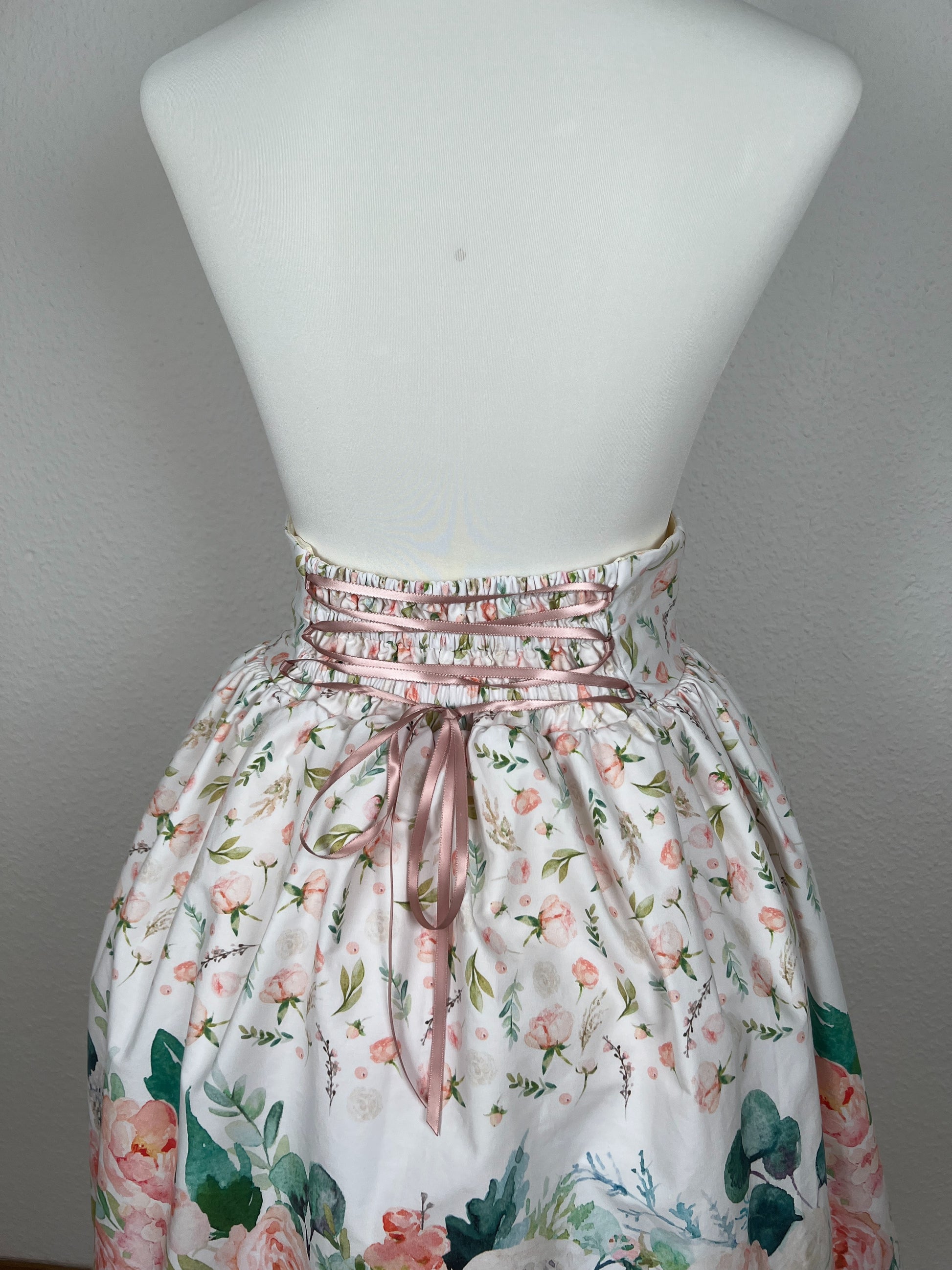 Rückseite von Rockbund, Schnürung mit rosa Satinband