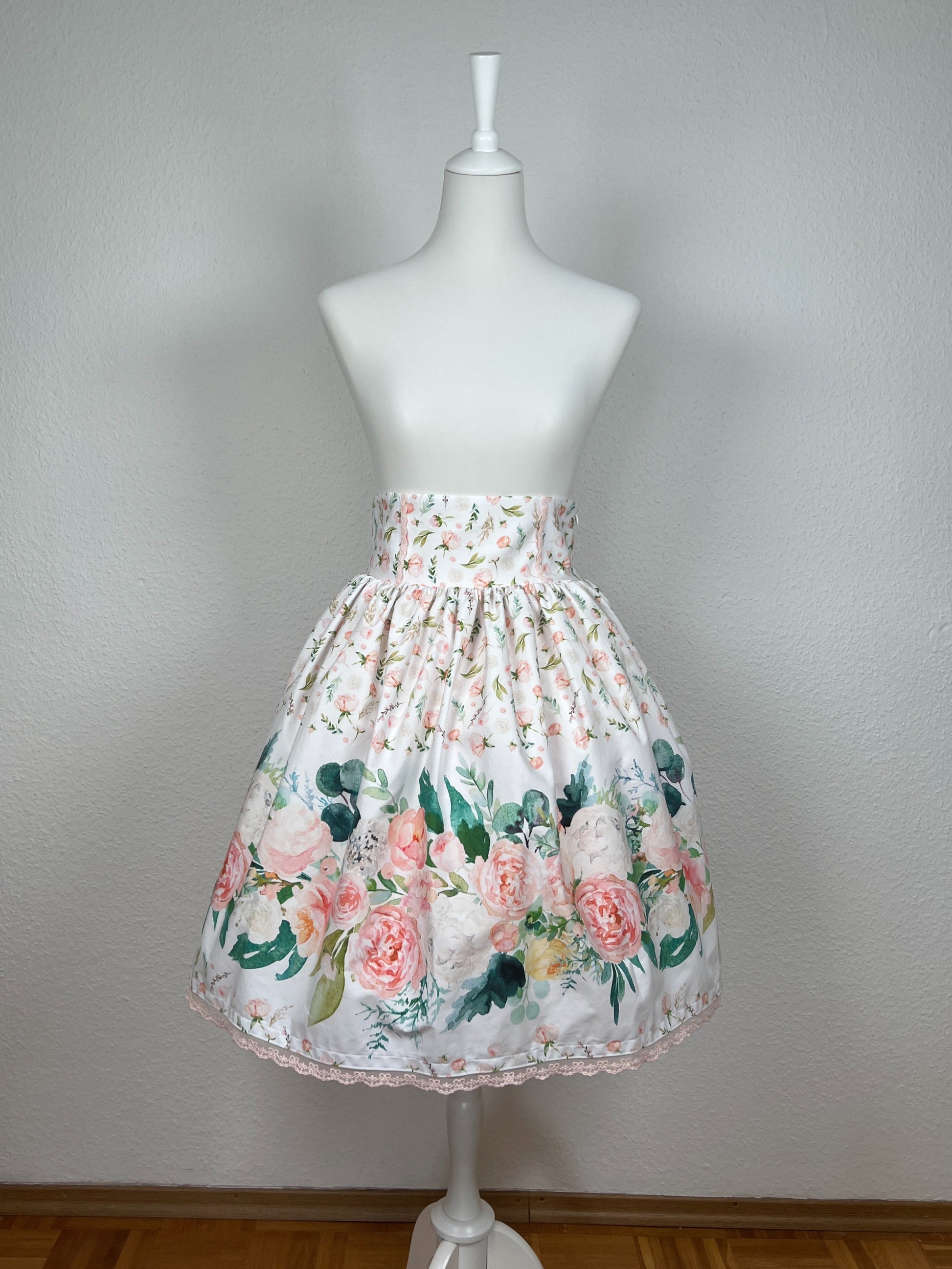 High Waist Rock, weiß mit rosa Blüten, Bordüre mit großen Blumen in creme und rosa, grüne Blätter, rosa Spitze am Saum