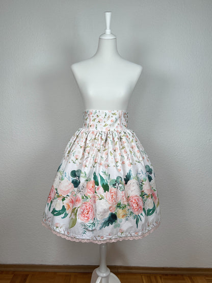 High Waist Rock, weiß mit rosa Blüten, Bordüre mit großen Blumen in creme und rosa, grüne Blätter, rosa Spitze am Saum