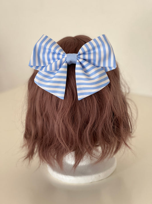 gestreifte Haarschleife in hellblau und weiß auf Perückenkopf