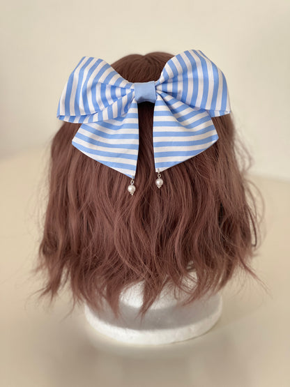 gestreifte Haarschleife in hellblau und weiß mit Perlenanhängern auf Perückenkopf