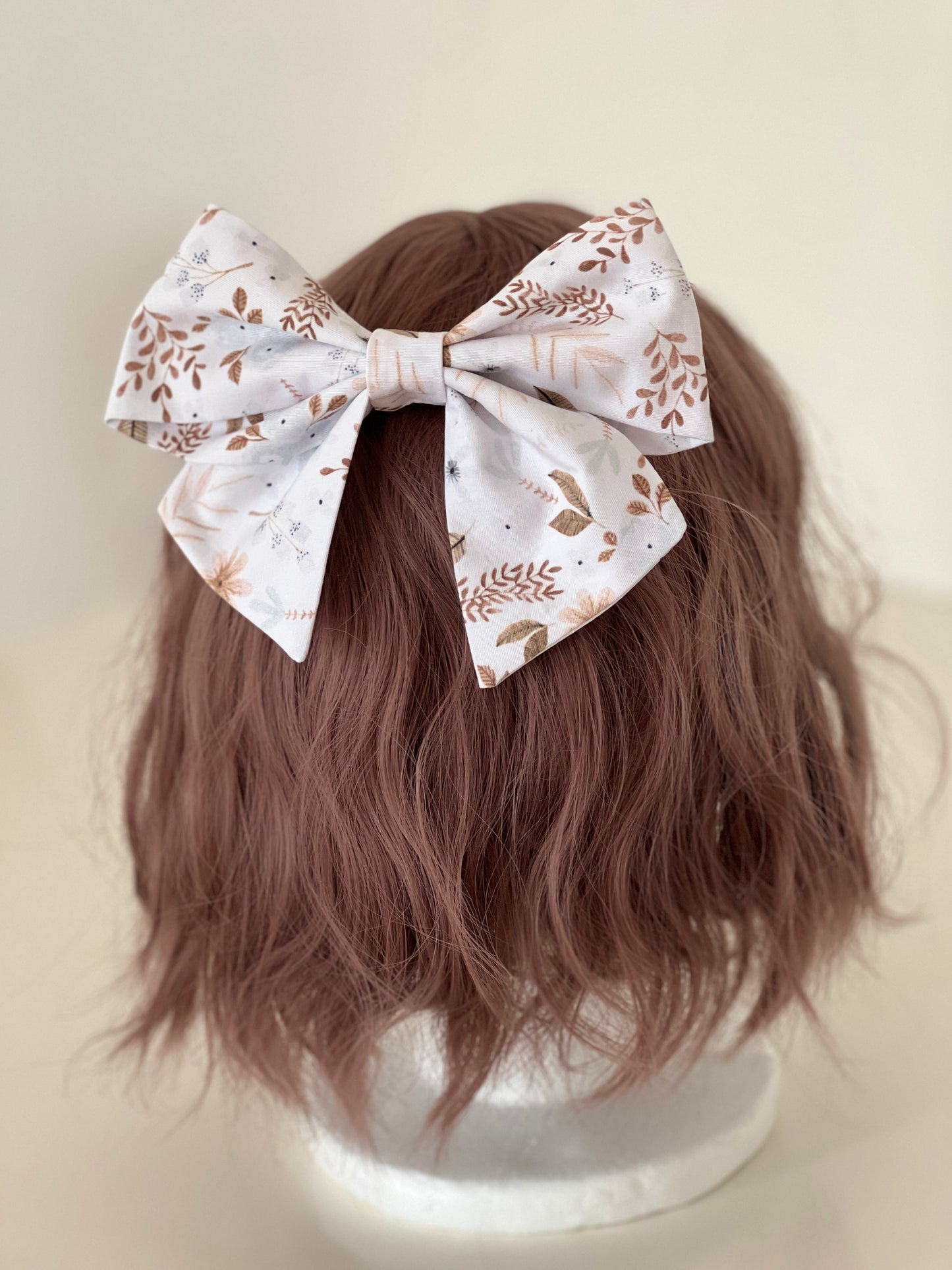 Haarschleife weiß mit Streublumen in hellblau und Brauntönen