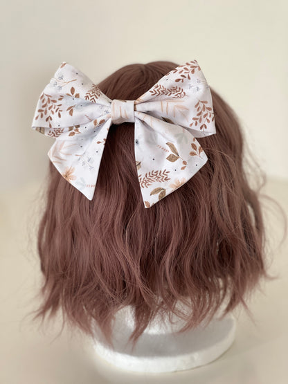 Haarschleife weiß mit Streublumen in hellblau und Brauntönen