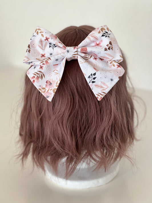 Haarschleife weiß mit Streublumen in rosa und Brauntönen