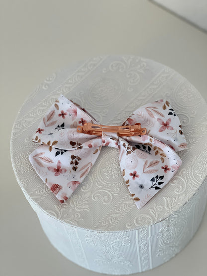 Rückseite Haarschleife mit Streublumen in rosa und Brauntönen, Haarspange in Roségold 