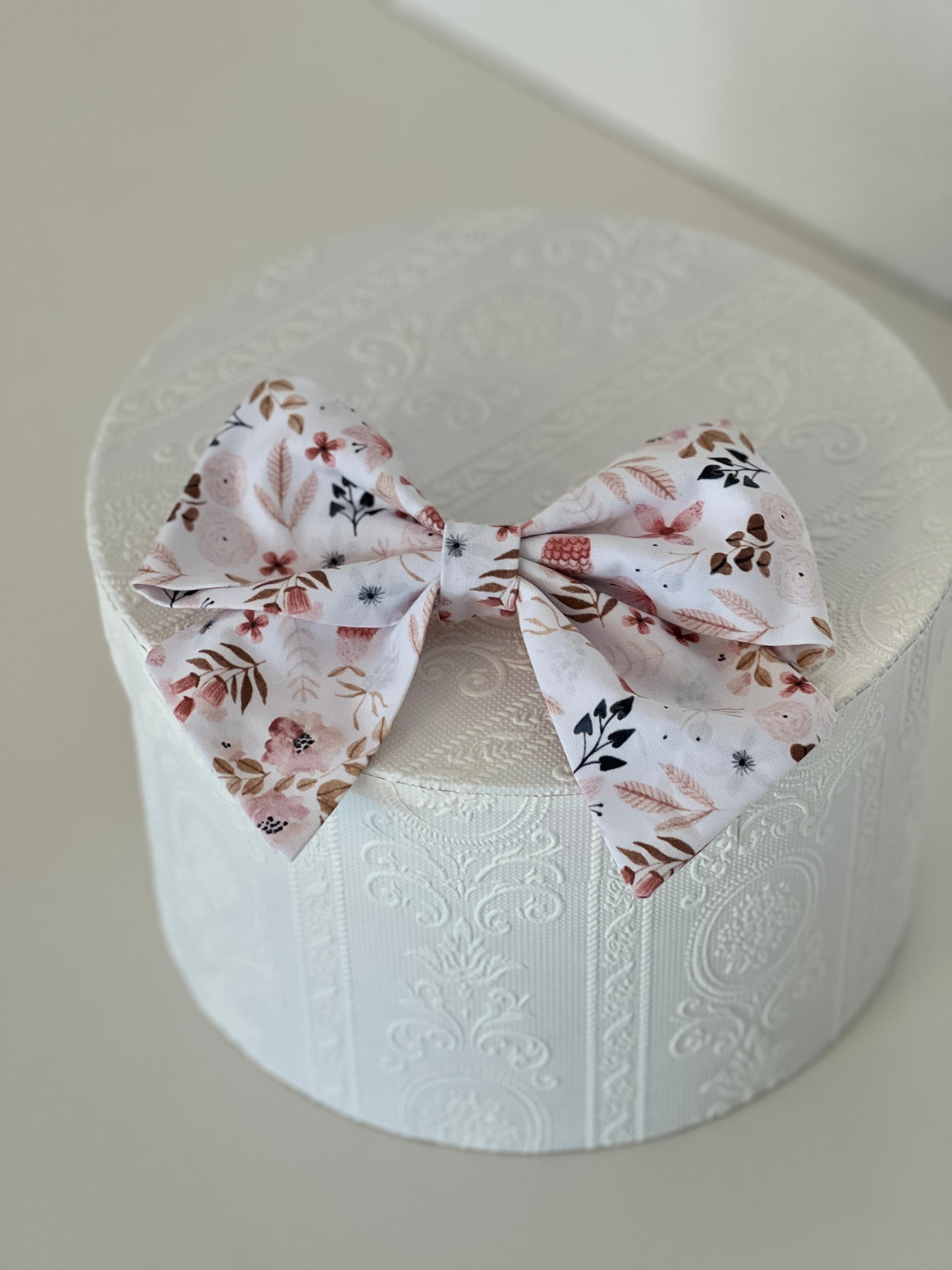 Haarschleife weiß mit Streublumen in rosa und Brauntönen