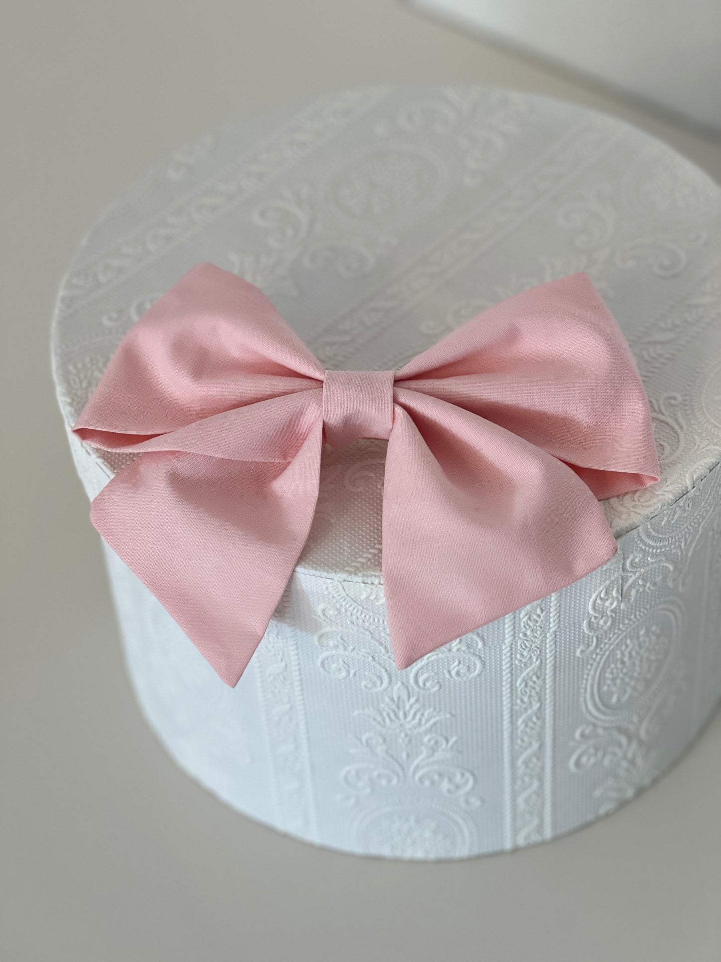 rosafarbene Haarschleife flach liegend