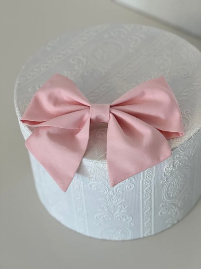 rosafarbene Haarschleife flach liegend