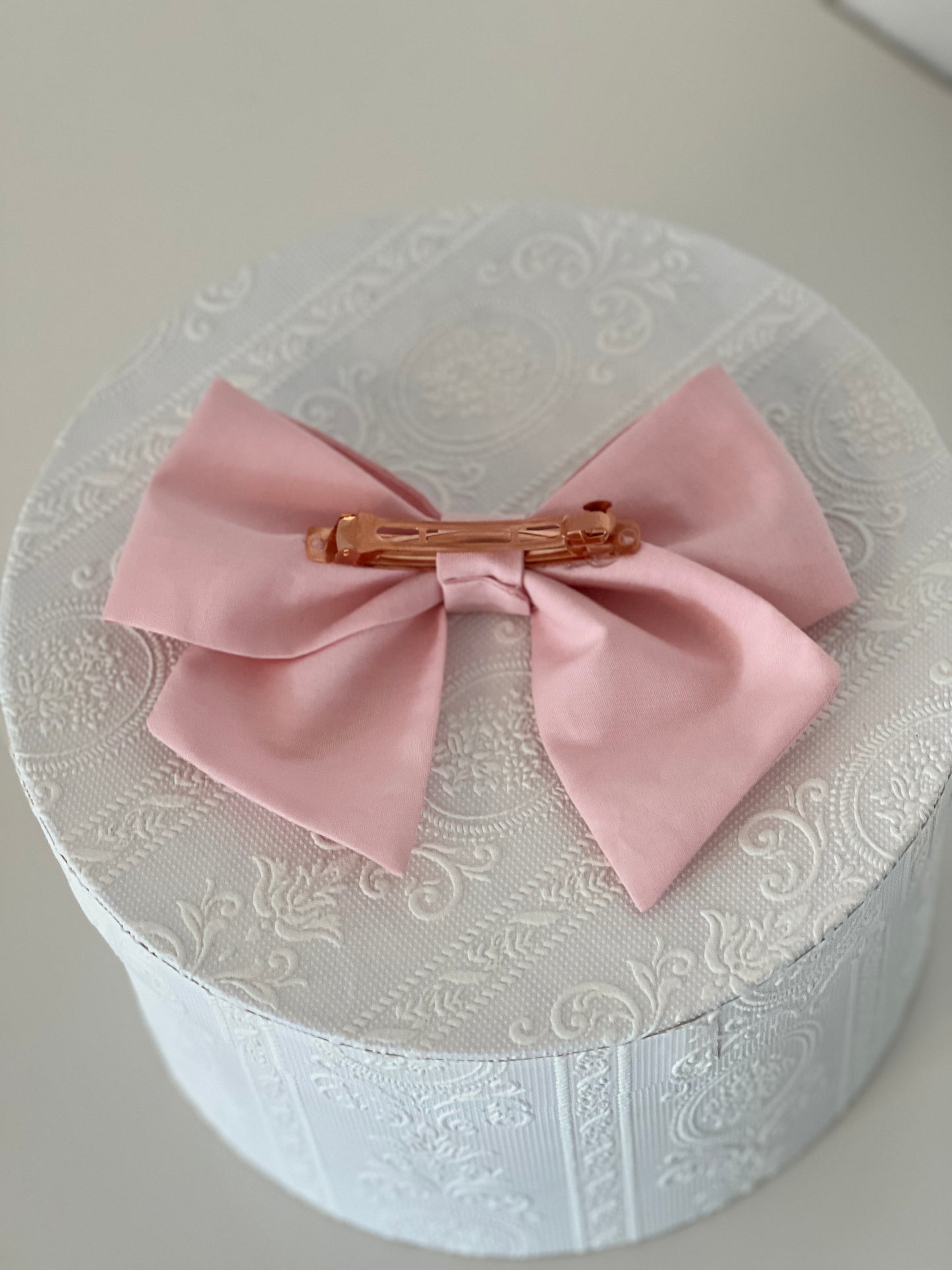 Rückansicht von rosafarbener Haarschleife, Verschluss mit Haarklammer aus Eisen