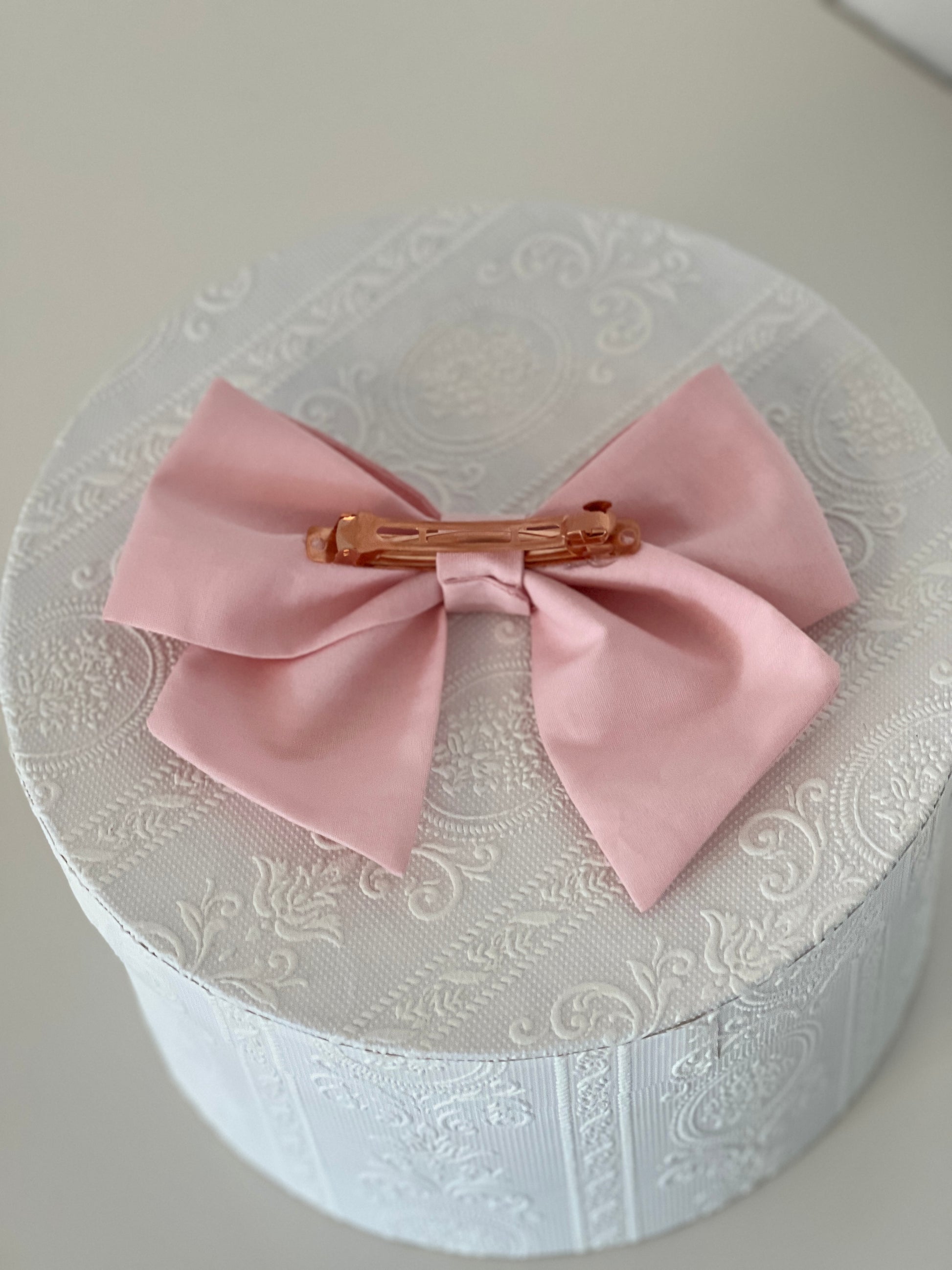 Rückansicht von rosafarbener Haarschleife, Verschluss mit Haarklammer aus Eisen