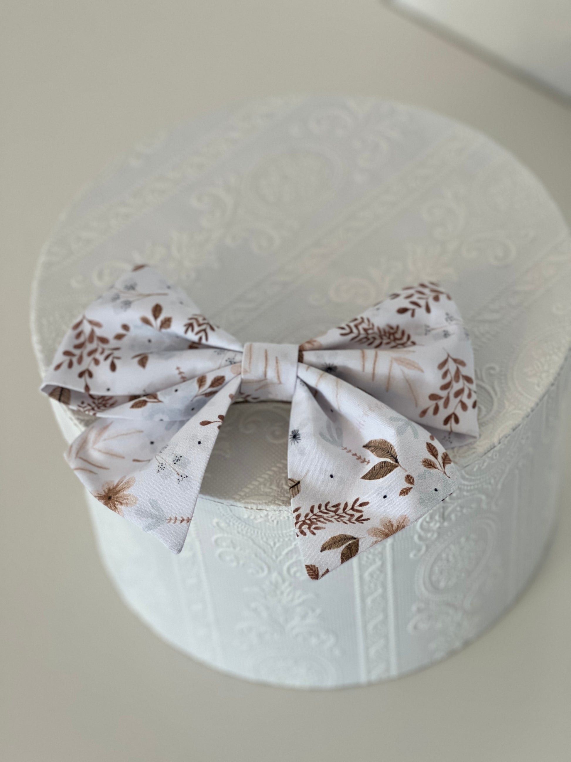 Haarschleife weiß mit Streublumen in hellblau und Brauntönen