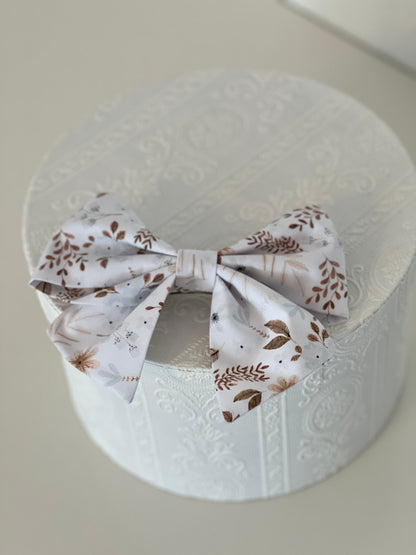 Haarschleife weiß mit Streublumen in hellblau und Brauntönen