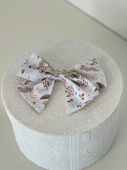 Rückseite Haarschleife mit Streublumen in hellblau und Brauntönen, silberfarbene Haarspange