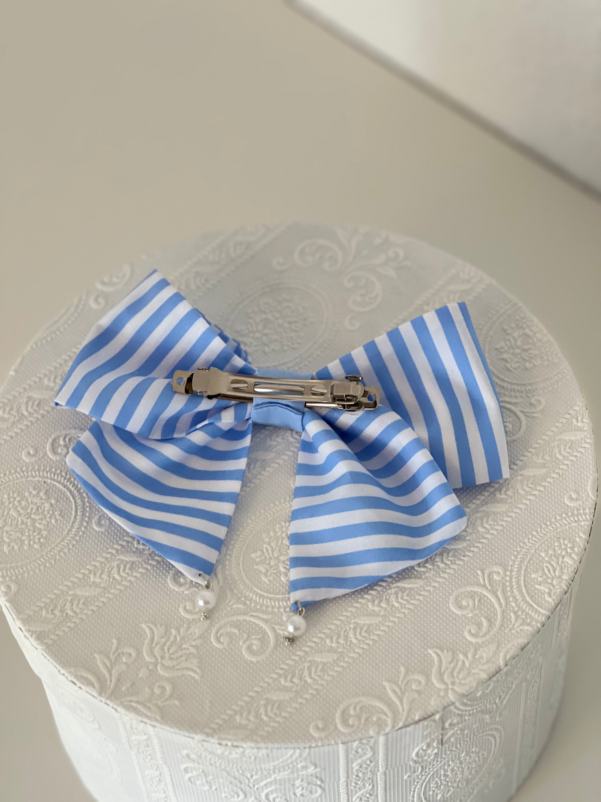 gestreifte Haarschleife in hellblau und weiß mit Perlenanhängern, Rückseite, flachliegend, Haarklammer aus Eisen