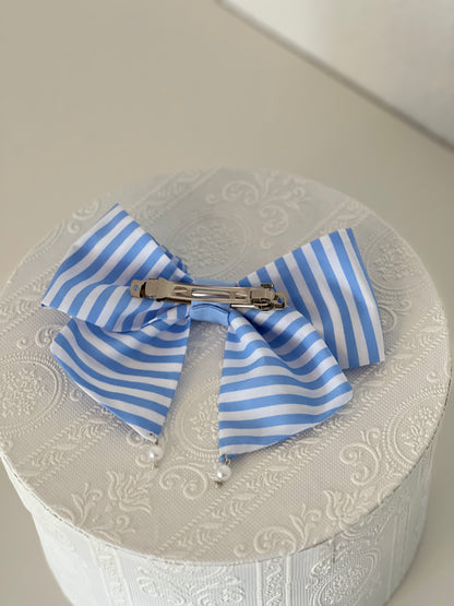 gestreifte Haarschleife in hellblau und weiß mit Perlenanhängern, Rückseite, flachliegend, Haarklammer aus Eisen