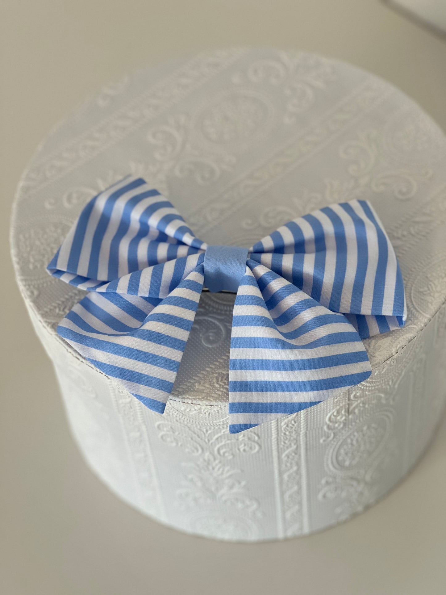 gestreifte Haarschleife in hellblau und weiß, flachliegend