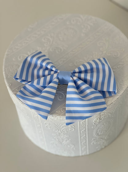 gestreifte Haarschleife in hellblau und weiß, flachliegend