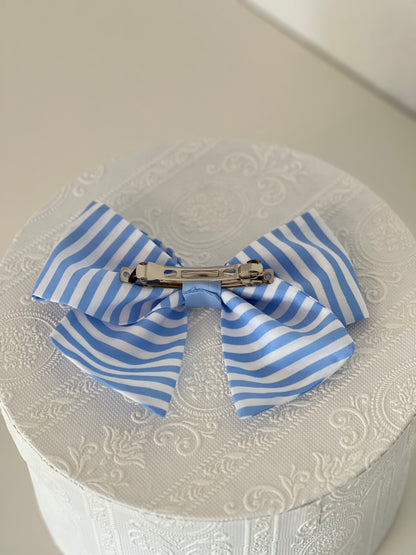 gestreifte Haarschleife in hellblau und weiß, Rückansicht, flachliegend, Haarklammer aus Eisen