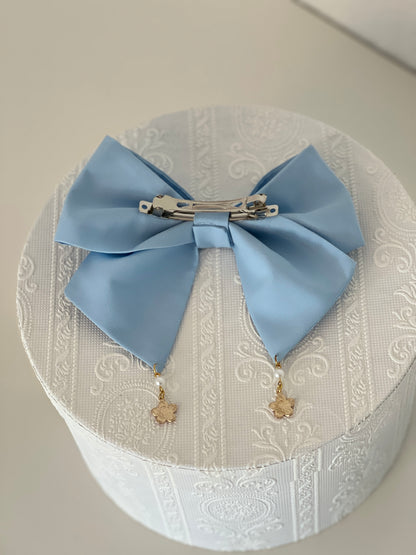 hellblaue Haarschleife mit Anhängern in Kirschblütenform, Rückansicht, Haarklammer aus Eisen