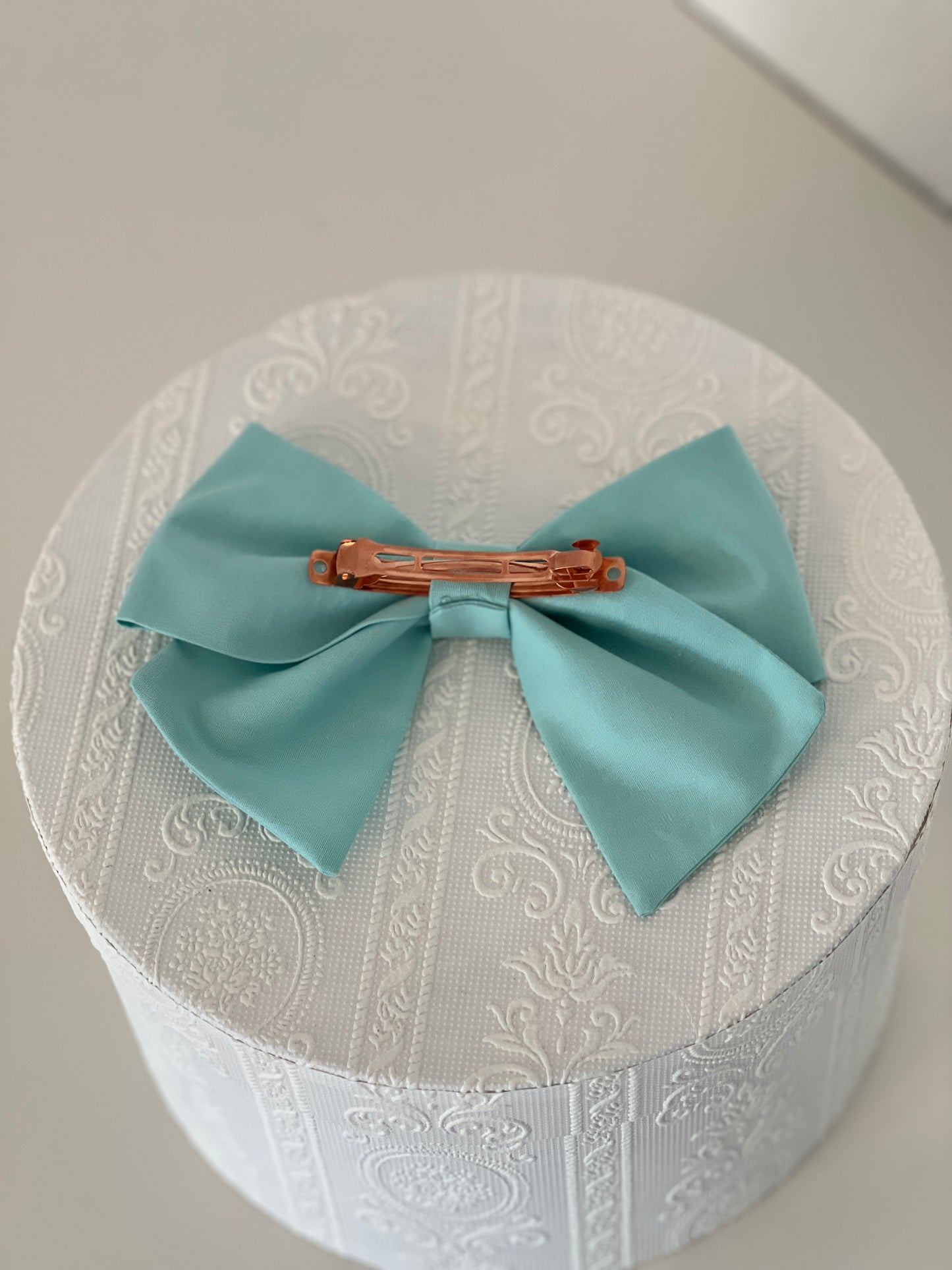 mintfarbene Haarschleife, Rückansicht, flach liegend, Haarklammer aus Eisen