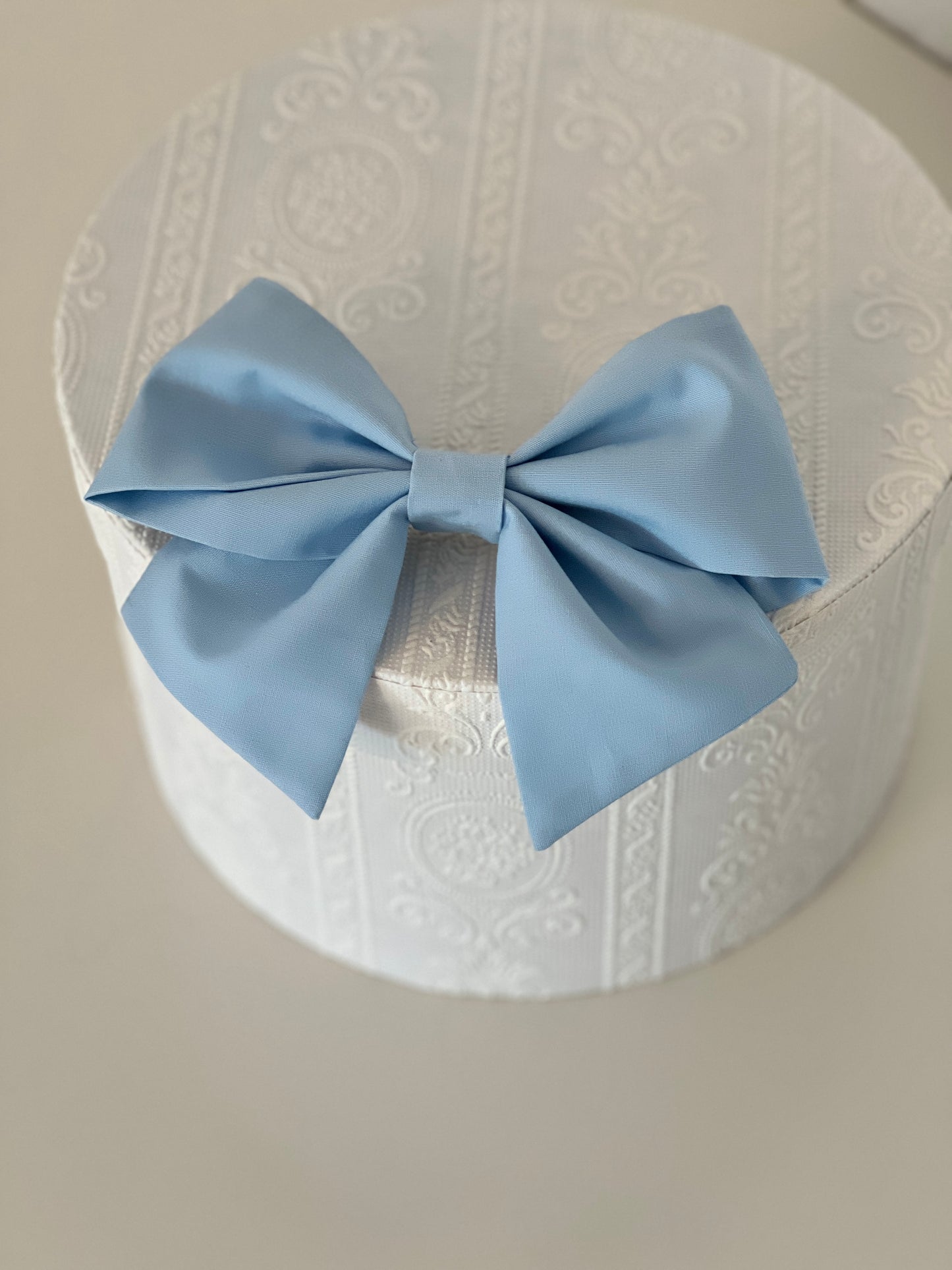 hellblaue Haarschleife, flach liegend