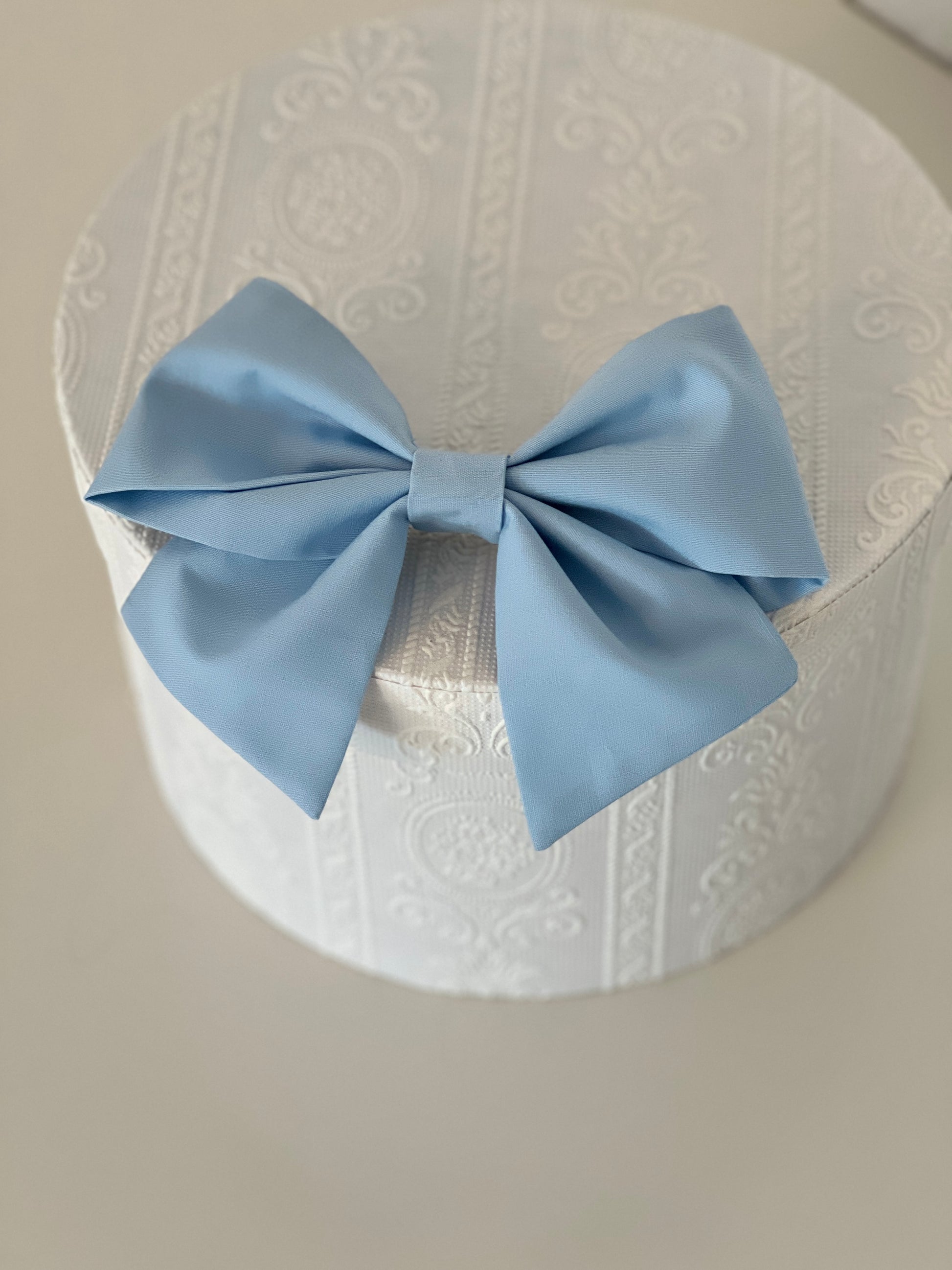 hellblaue Haarschleife, flach liegend