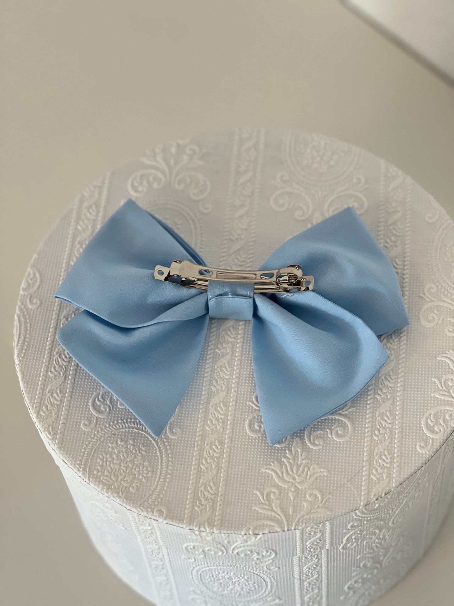 hellblaue Haarschleife Rückansicht, Haarklammer aus Eisen