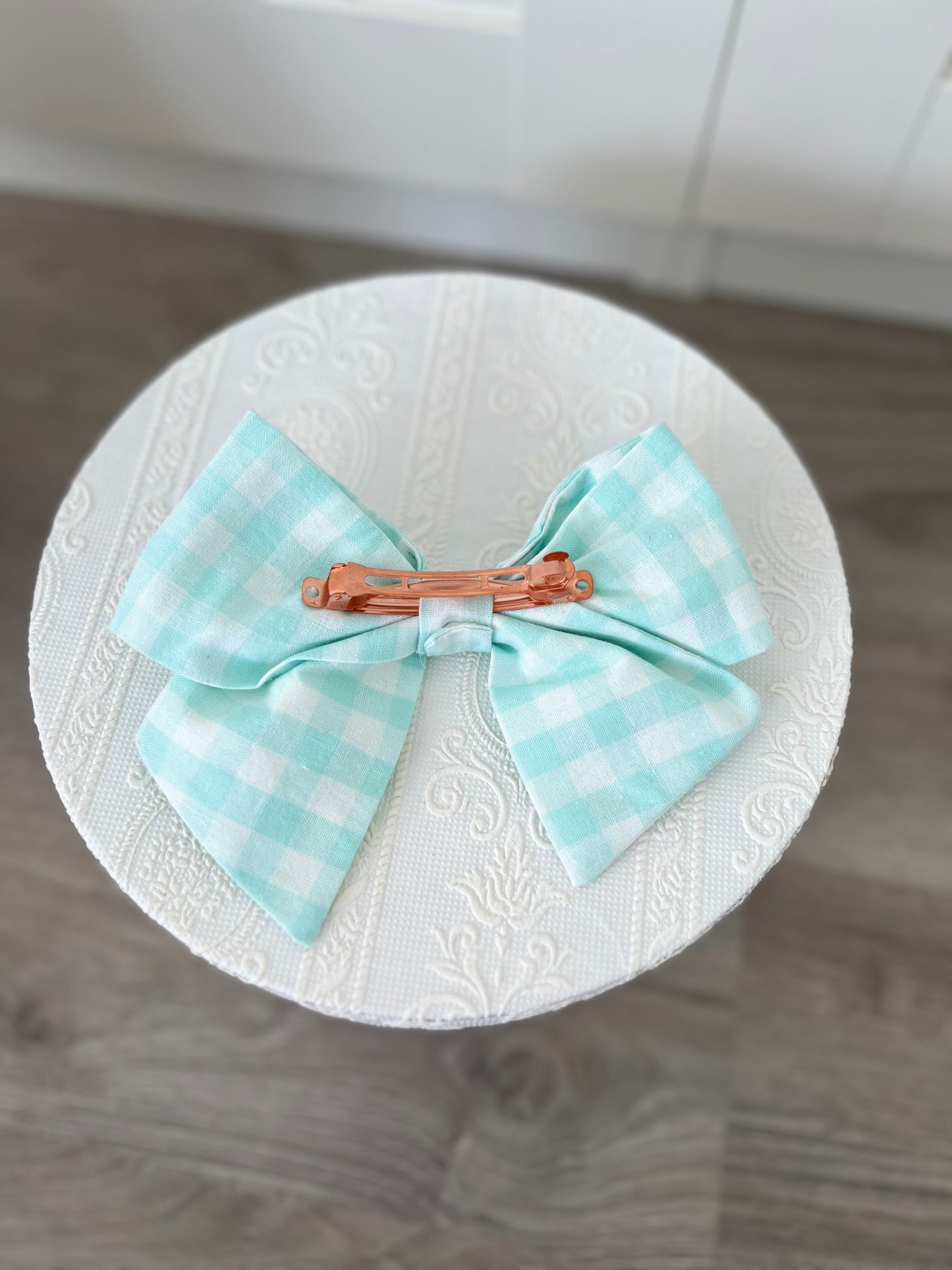 Haarschleife mint weiß kariert, Rückansicht, Haarspange aus Eisen