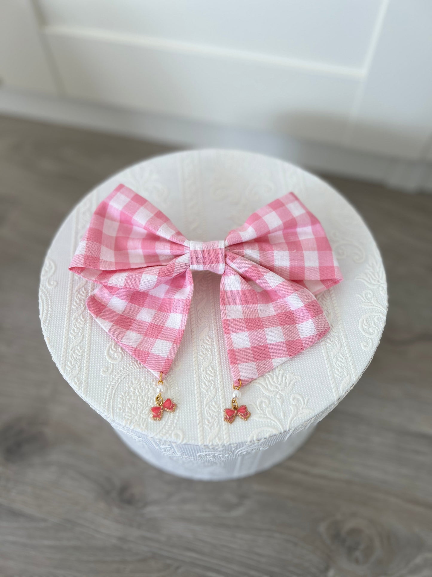 Haarschleife rosa weiß kariert, Anhänger mit Perlen und pinken Schleifen