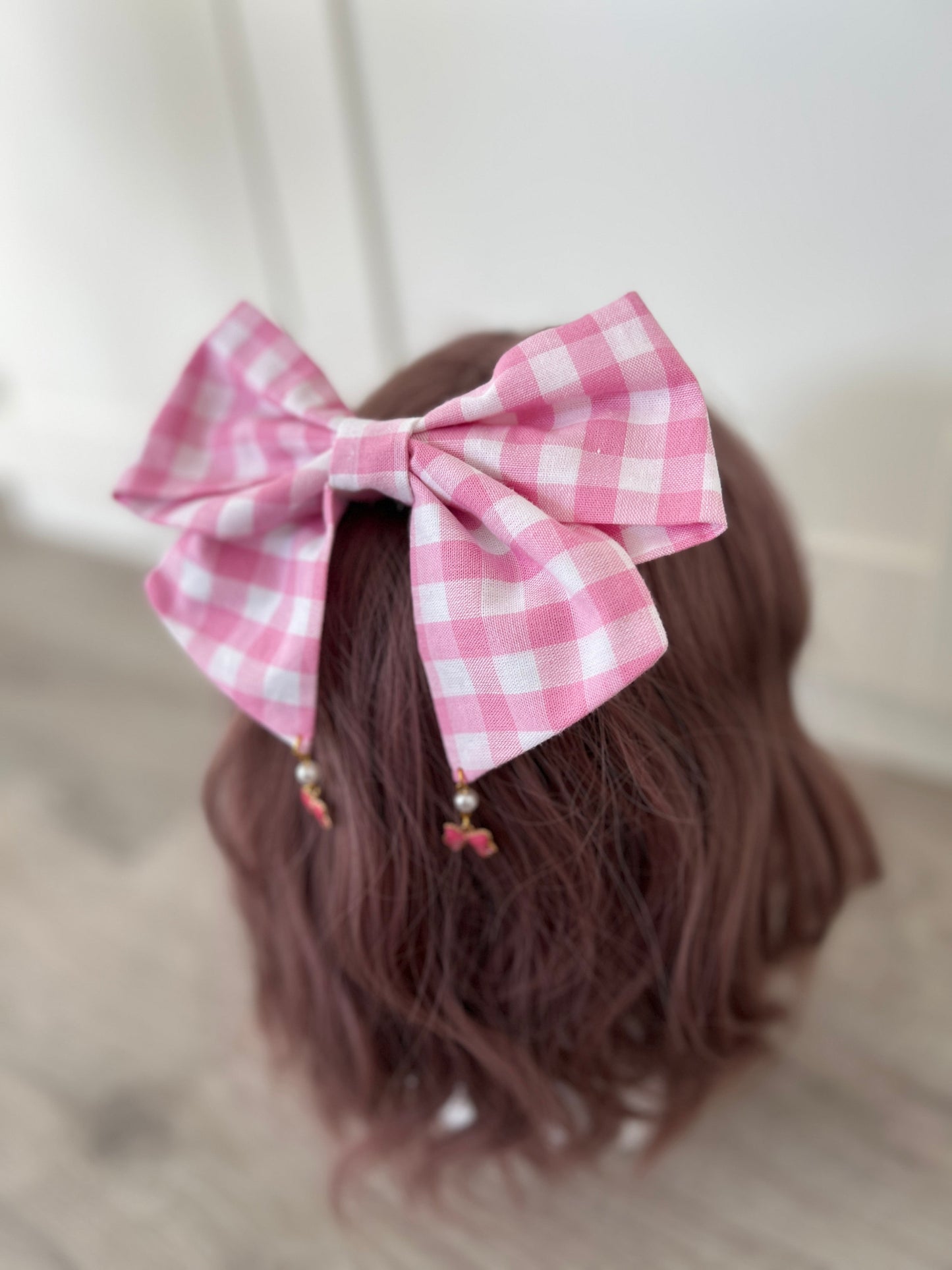 Haarschleife rosa weiß kariert, Anhänger mit Perlen und pinken Schleifen