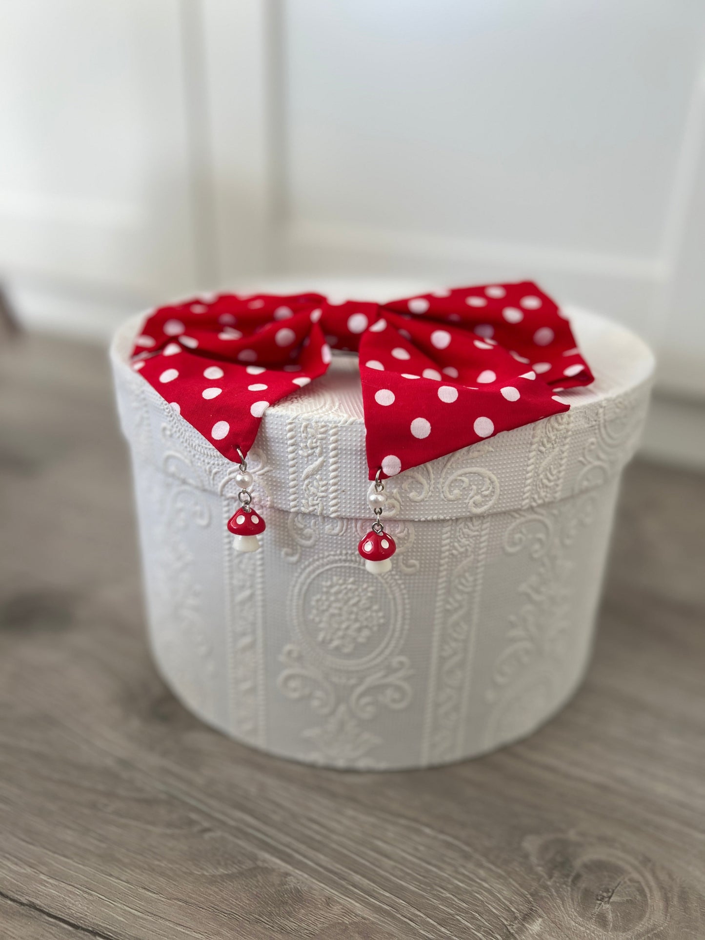 Fliegenpilz und Perlen Anhänger an roter Haarschleife mit weißen Punkten