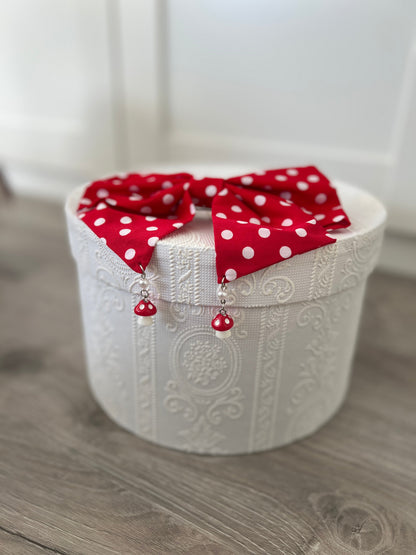 Fliegenpilz und Perlen Anhänger an roter Haarschleife mit weißen Punkten