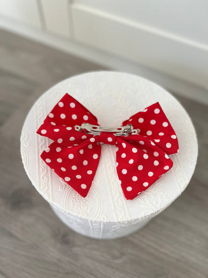 Haarschleife rot mit weißen Punkten, Rückansicht, Haarspange aus Eisen