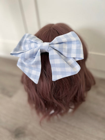 Haarschleife hellblau kariert, auf Perückenkopf