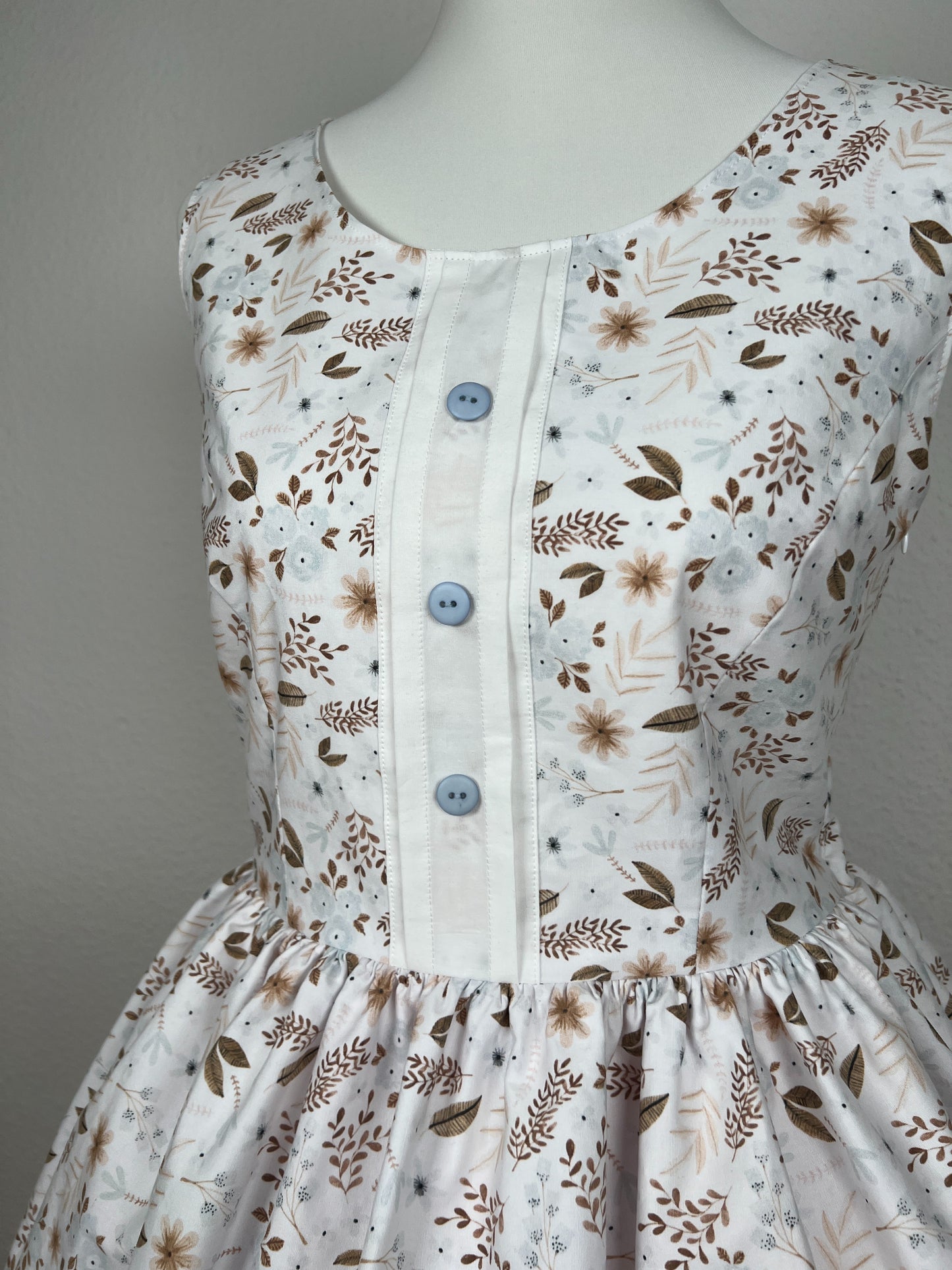 Oberteil des Kleides mit Prinzessnähten, dekorative Knopfleiste mit Biesen, hellblaue Knöpfe