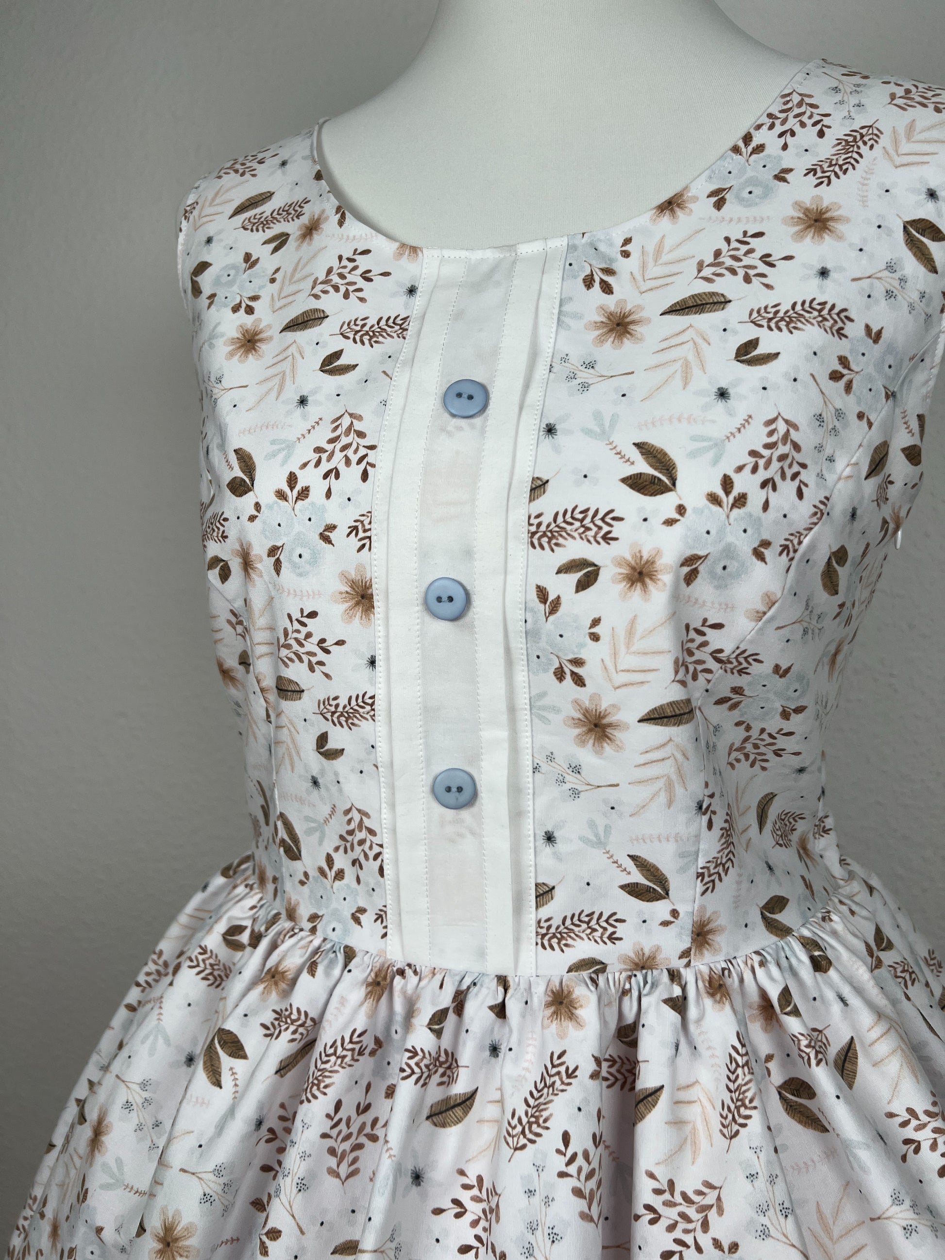 Oberteil des Kleides mit Prinzessnähten, dekorative Knopfleiste mit Biesen, hellblaue Knöpfe