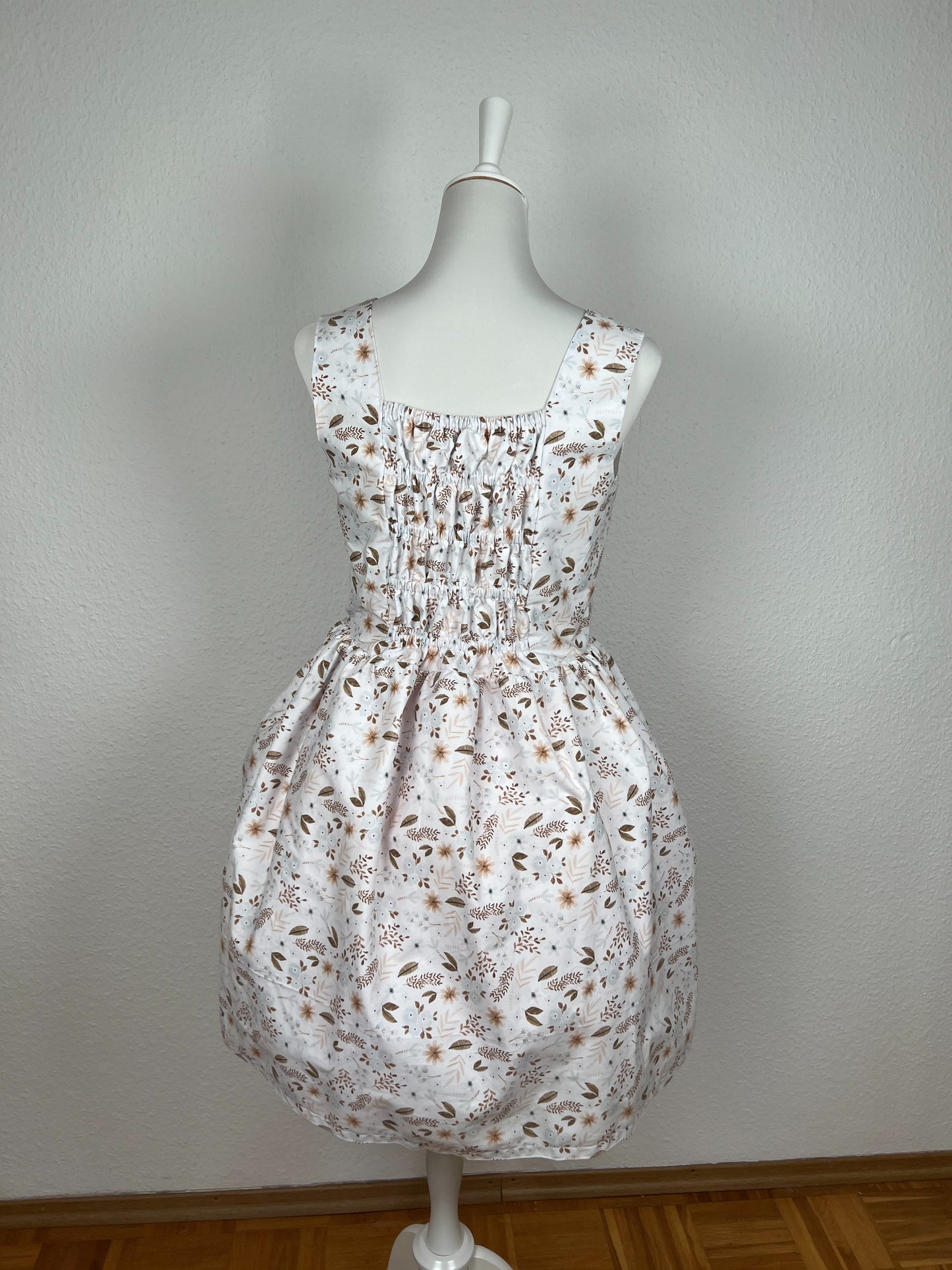 Rückseite Trägerkleid, weißer Stoff mit Streublümchen in hellblau und Brauntönen, Shirring