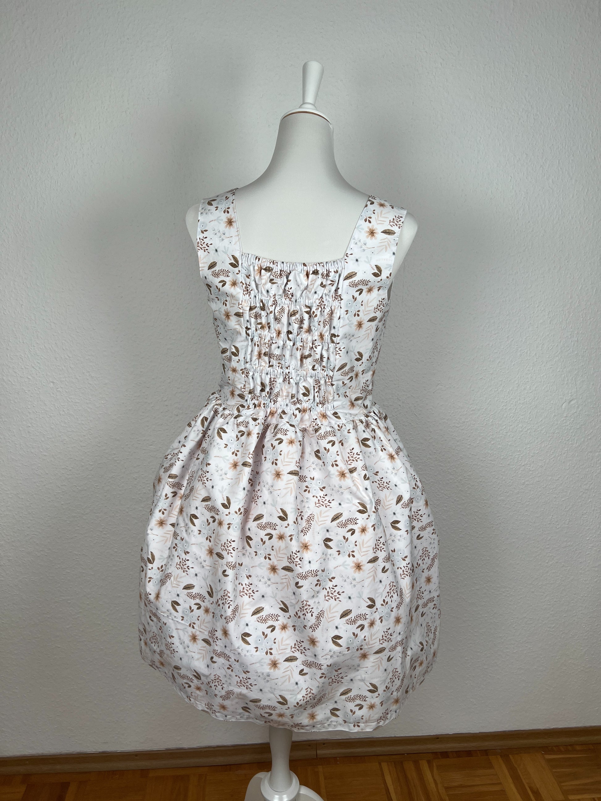 Rückseite Trägerkleid, weißer Stoff mit Streublümchen in hellblau und Brauntönen, Shirring