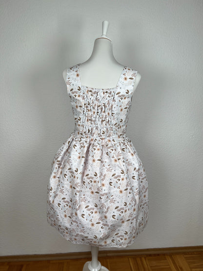 Rückseite Trägerkleid, weißer Stoff mit Streublümchen in hellblau und Brauntönen, Shirring