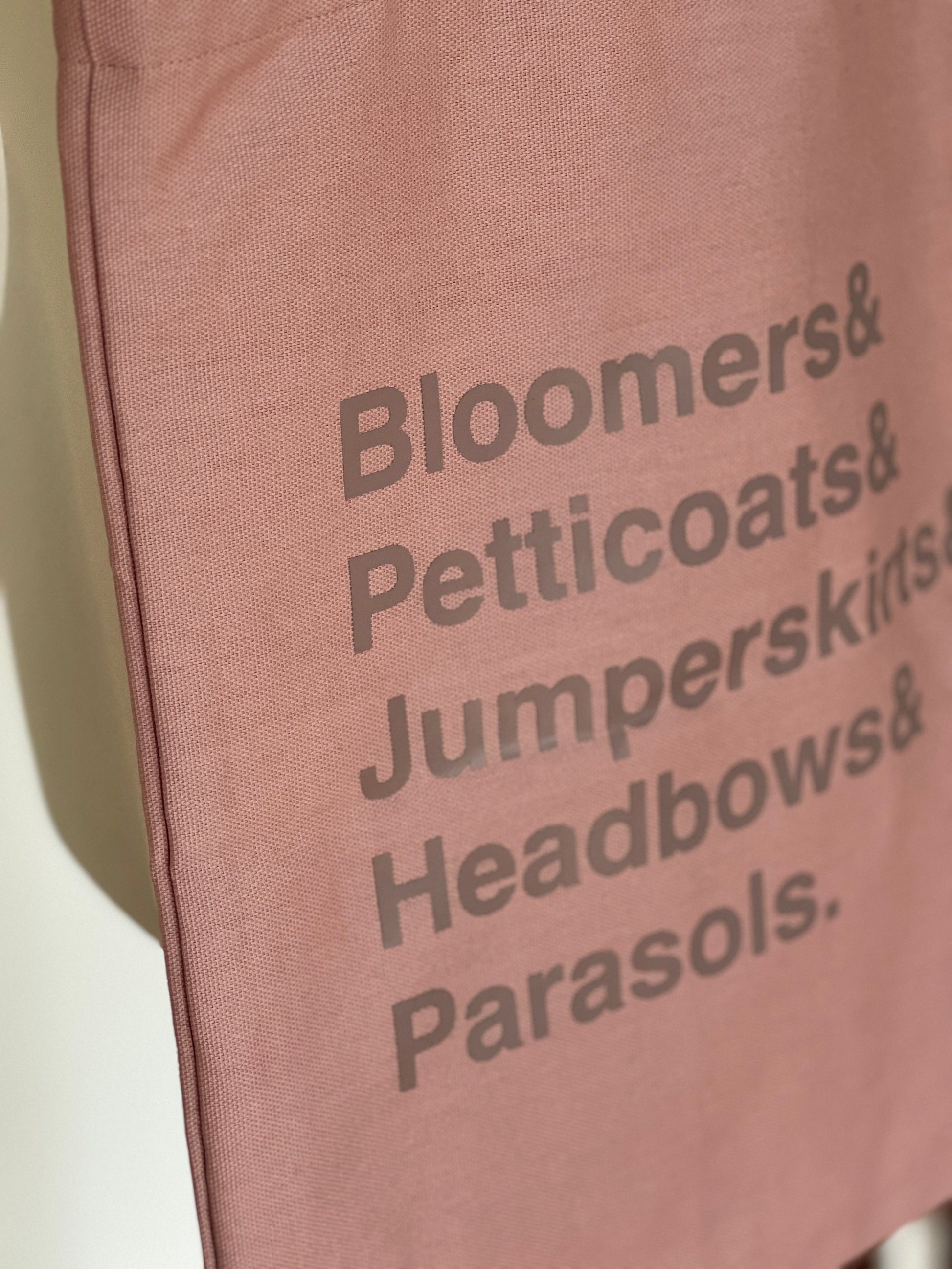 Nahaufnahme Tote  Bag, rosa, Schriftzug: Bloomers and Petticoats and Jumperskirts and Headbows and Parasols