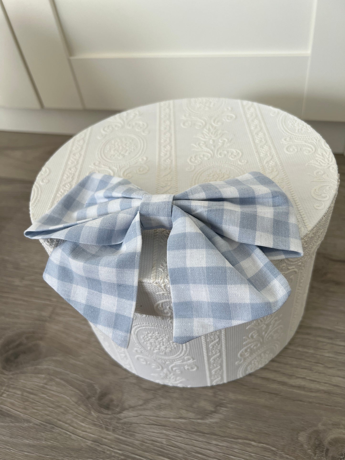 Haarschleife hellblau kariert, Vorderansicht, flach liegend