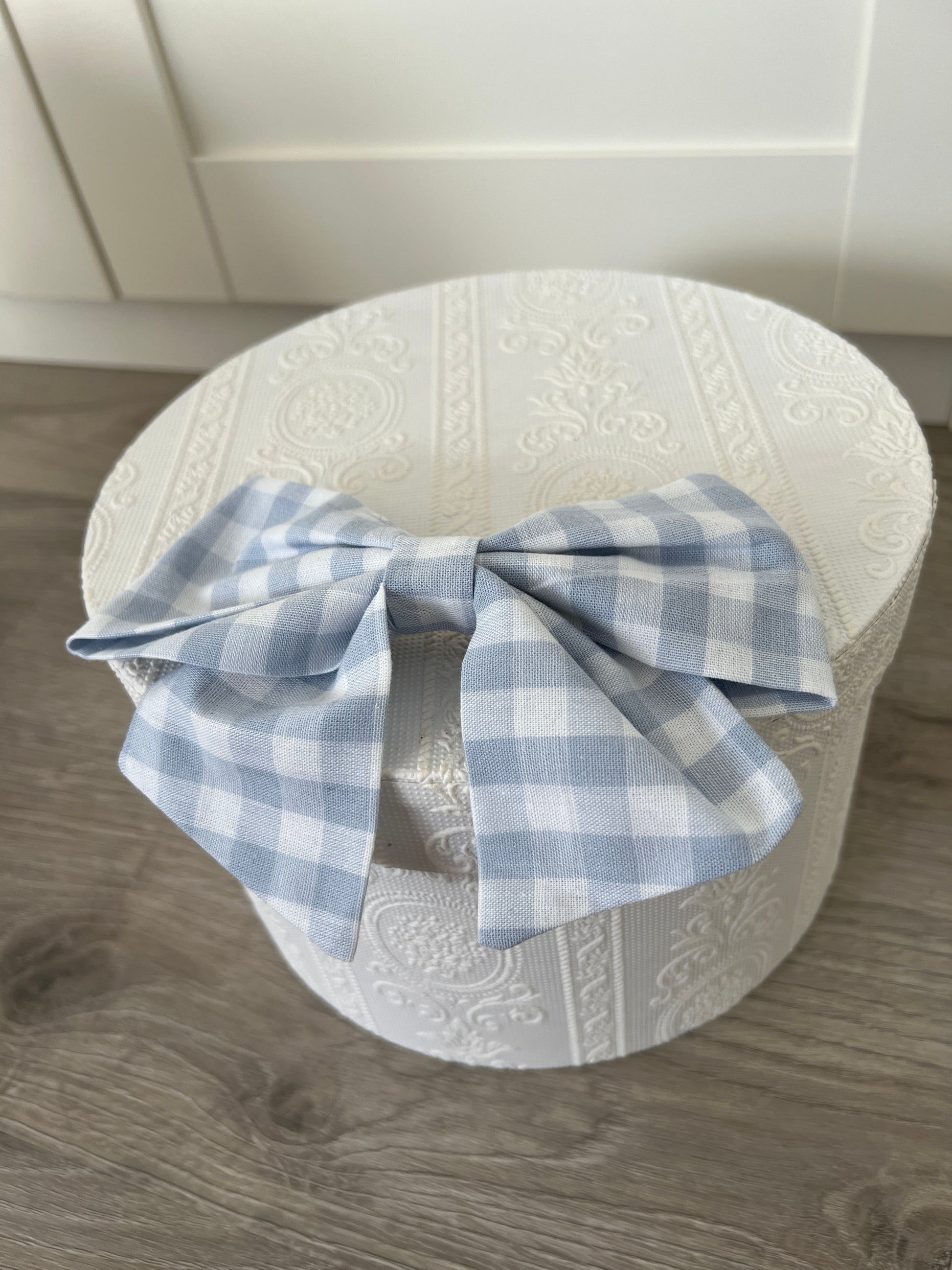 Haarschleife hellblau kariert, Vorderansicht, flach liegend