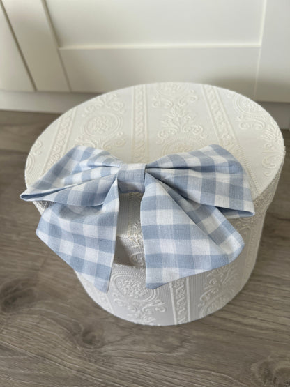 Haarschleife hellblau kariert, Vorderansicht, flach liegend